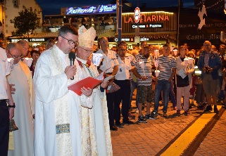 Premier arrt de la procession sur le port