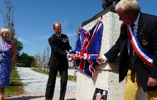 Le Prince Edouard et Gilles Osmont, maire, dvoilent la plaque commmorative