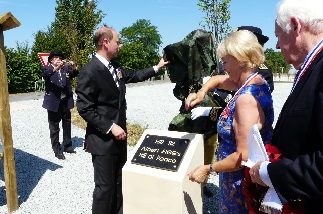 Les Officiels dcouvrent la stle en l’honneur d’Albert Figg en prsence de sa fille