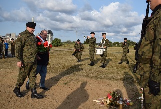 Dpt de gerbe par le Gnral Czosnek et le maire Jean-Pierre Lachvre  Juno beach