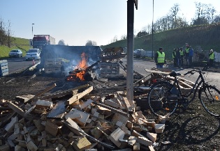 Stock de bois pour se rchauffer et boire un caf chaud