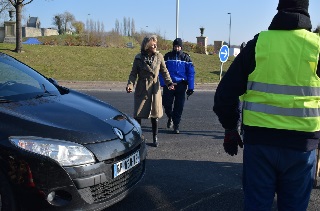 Cette conductrice a quitt et immobilis son vhicule dans le carrefour, et entrave la circulation. Elle ne sera pas interpele