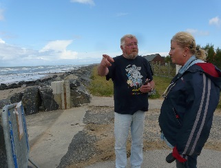 Le prsident de Roseau-plage, Patrick Barcos et une habitante d’Asnelles