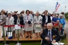 Aprs leur congrs de Caen, les familles de Dports, Interns et Rsistants ont assist aux crmonies  la Croix de Lorraine et  Bayeux