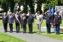 Le Ministre de l’Intrieur, Bernard Cazeneuve et le Prfet, Michel Lalande entours des personnalits pendant la crmonie