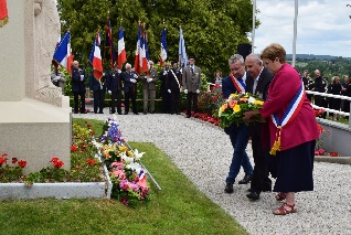 Les lus ont dpos une gerbe en hommage aux Rsistants