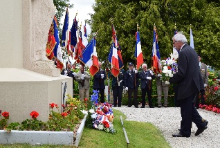 Dpt de gerbes par les familles des fusiliers