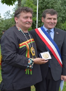 Le maire, Jean-Pierre Lhonneur, remet la mdaille de la ville de Carentan au chef Joe Podlasek