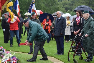 Les Anglais dposent une couronne de poppies