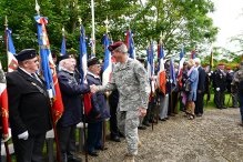 Le colonel Nicholson salue les porte-drapeaux franais