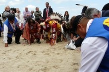 Devant une foule de curieux, les Comanches ont prlev du sable d'Utah Beach