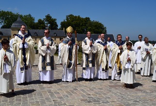 Sortie de l’glise sous le soleil du 14 juillet