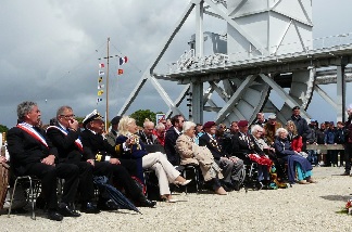 La crmonie s’est droule au pied du pont