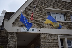 Au fronton de la mairie de Ver sur Mer