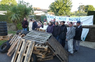 Des parents dtermins ont install des palettes et des pneus devant l’tablissement