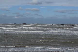 De fortes vagues passent par dessus l’ancien port artificiel