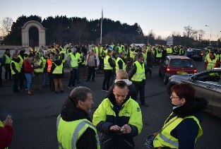 A la sortie de leur travail, les gilets jaunes rejoignent leurs camarades de lutte