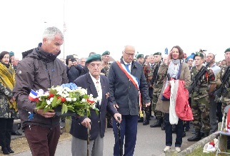 Dpt de gerbe en hommage  ceux qui sont tombs le 6 juin 44