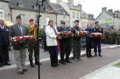 Les autorits dposent des gerbes avec la petite fille du Gnral Eisenhower(en bleu sur la photo)