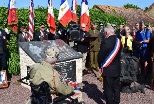 Dpt de gerbe par le maire de la commune