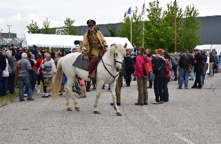 Une monture inattendue  la crmonie au Carr de Choux  Carentan