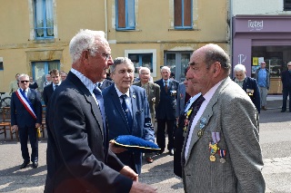 Robert Caravaggie reoit la Mdaille militaire de la reconnaissance de la Nation