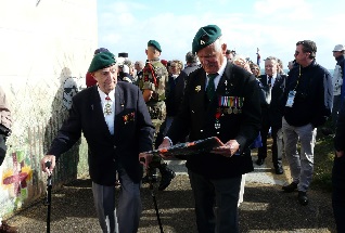 Lon Gautier du commando Kieffer et un Vtran anglais assistaient  la crmonie