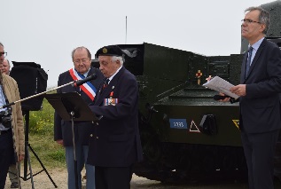 Le maire de Graye, Tom Moore et Michel Lavarde adjoint et traducteur