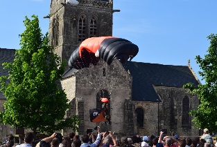 Saut de prcision sur la place de Ste Mre Eglise