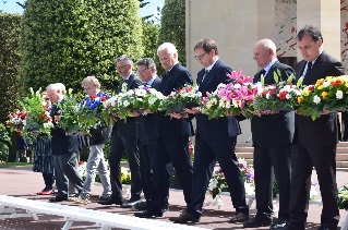 Dpt de gerbes par les lus et les associations patriotiques