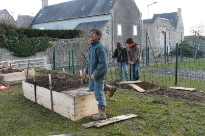 Des planches en agglomr insres dans le sol, empcheront le lierre d’envahir les plantations