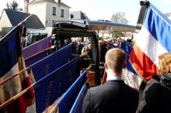 Les drapeaux rendent les honneurs  l'pouse du Vtran