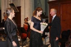 Des fleurs ont t offertes aux cantatrices par le prsident, Franois Spriet