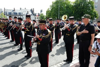 Pendant les hymnes nationaux