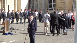 Le Colonel Guy Merle ne manquait pas de rendre les honneurs  ses compagnons d’armes. Ici  Caen le 9 juillet 2017