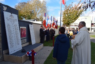 Bndiction de la plaque par le Pre Signargout